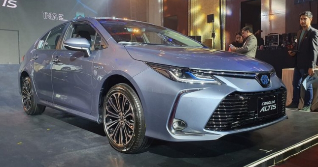 Toyota Corolla Altis: Giá lăn bánh, thông số & khuyến mãi