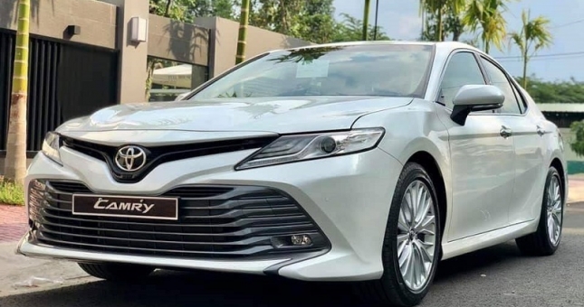 Toyota Camry: Giá lăn bánh 2023, TSKT & đánh giá chi tiết