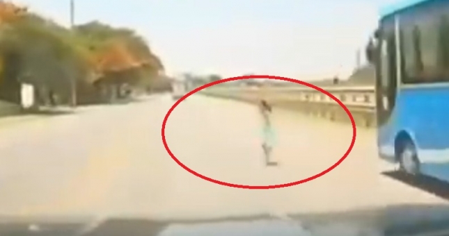 VIDEO: Tài xế xử lý đẳng cấp tránh bé gái chạy qua đường