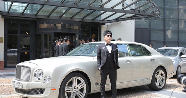 Quang Hà “gây sốt” khi cưỡi xe sang Bentley 24 tỷ đi sự kiện