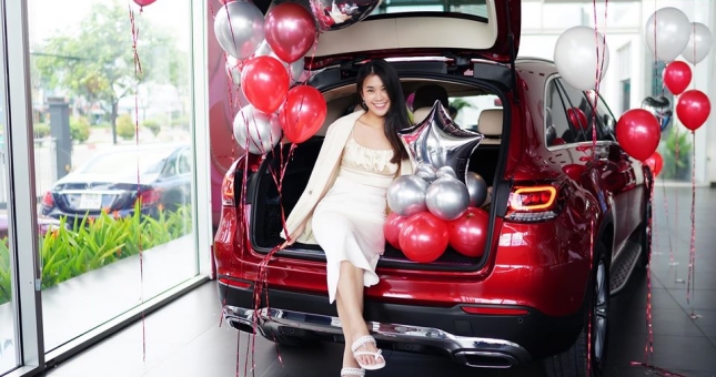 Hot girl 'Thích ăn phở' tậu Mercedes-Benz GLC 200 hơn 1,7 tỷ đồng