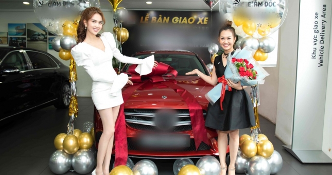 Thu nhập khủng, Ngọc Trinh chi tiền tỷ mua xe hơi tặng cho nhân viên
