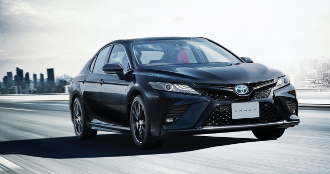 Toyota Camry phiên bản Black Edition ra mắt, giá từ 992 triệu đồng