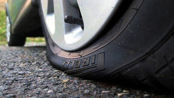 Cách xử lý ô tô thủng lốp giữa đường hiệu quả nhất