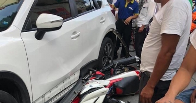 VIDEO: Ô tô kéo lê xe máy gây phẫn nộ trên phố Hà Nội