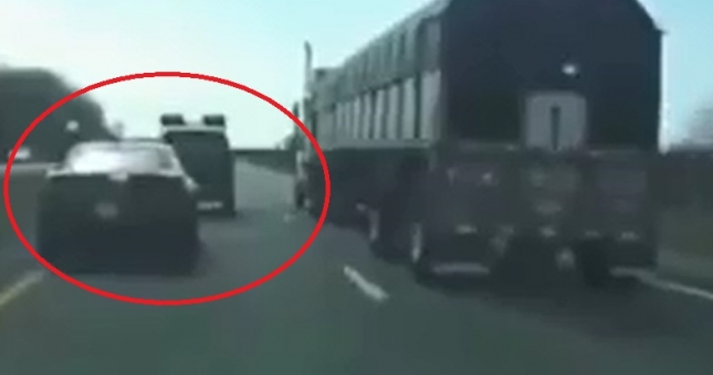 VIDEO: Bị chèn ép, tài xế xe con đánh lái trả đũa cực 'gắt'