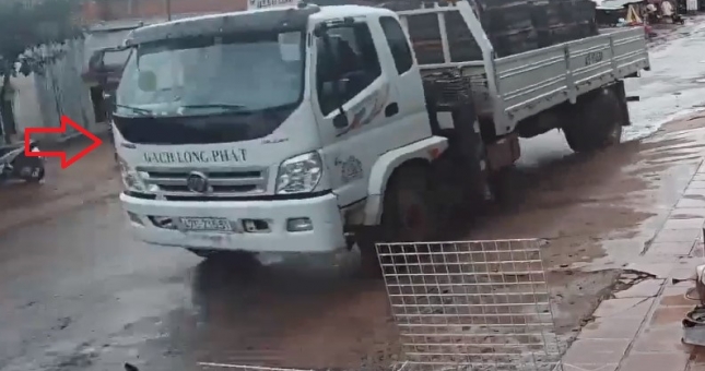 VIDEO: Xe tải mất kiểm soát trôi ngược khiến người dân hoảng hốt