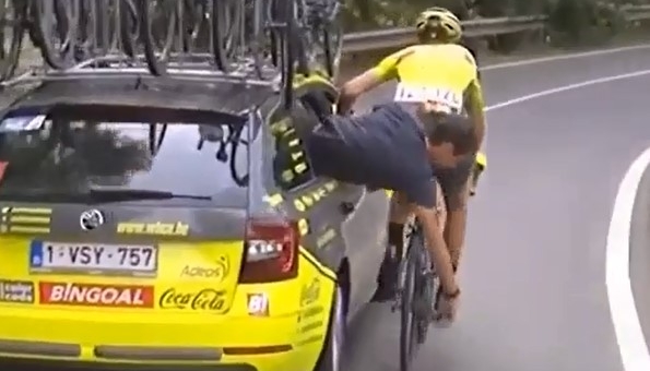 VIDEO: Vừa ngồi trên ô tô vừa sửa xe đạp cho VĐV đua xe 