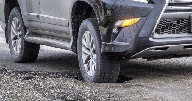 Tác hại khôn lường khi thường xuyên đi xe vào 'ổ gà'?