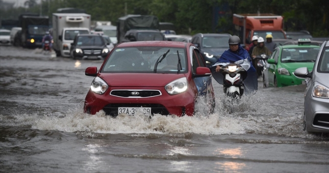 5 sai lầm tai hại của tài xế khi lái xe mùa mưa