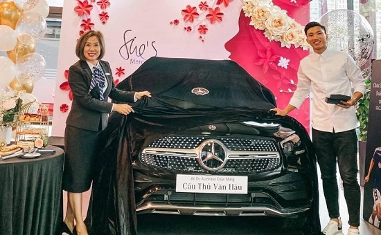 Đoàn Văn Hậu tậu Mercedes-Benz GLC 300 giá 2,4 tỷ đồng