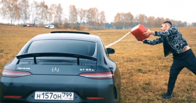 VIDEO: Thanh niên tưới xăng đốt Mercedes-AMG GT 63 S gây phẫn nộ CĐM