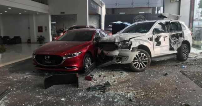 'Ô tô điên' lao vào showroom tại Phú Thọ, thiệt hại nặng