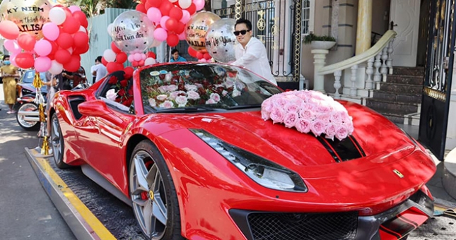 Đại gia Việt một năm chi gần 100 tỷ mua siêu xe tặng vợ