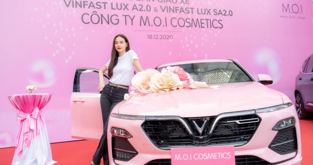 Vợ chồng Hồ Ngọc Hà - Kim Lý tậu 4 xe VinFast cùng lúc