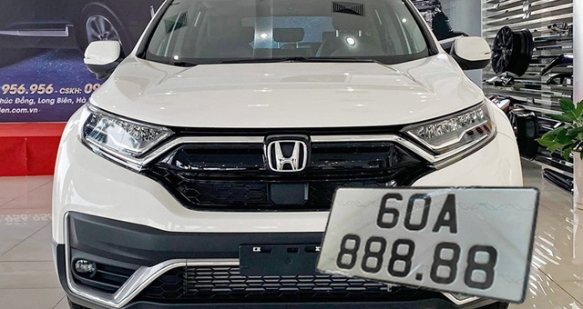 Giá xe Honda CR-V tăng gấp 3 nhờ bấm được biển số 888.88