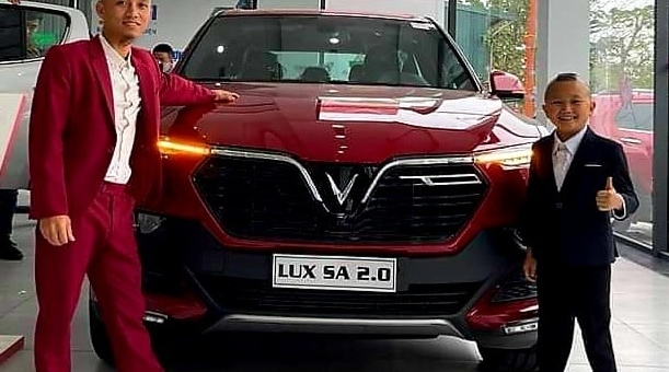Vừa xây biệt thự, anh em Tam Mao TV tiếp tục mua xe VinFast Lux SA2.0