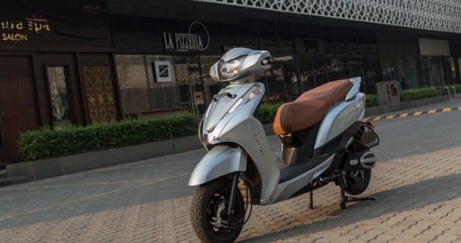 'Phát sốt' với xe máy điện giống Honda Lead, giá rẻ bằng một nửa