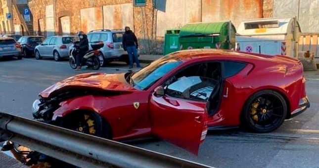 Giao chìa khóa Ferrari cho nhân viên rửa xe, chủ xe nhận cái kết đắng