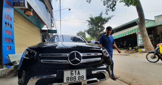 Mua xe “Mẹc” tặng vợ, người đàn ông may mắn trúng biển số 888.88