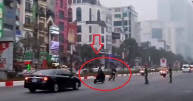 VIDEO: Phẫn nộ nam thanh niên 'tạt đầu' đoàn xe đại biểu Đại hội Đảng XIII