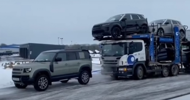 Kinh ngạc Land Rover Defender giải cứu xe tải 44 tấn trên đường băng