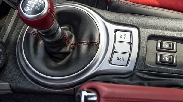 Xe số tự động 'lên ngôi', vì sao nhiều người vẫn thích lái xe số sàn?