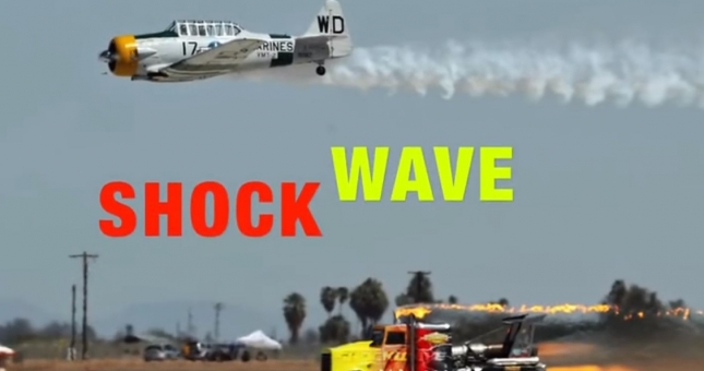 VIDEO: Xe đầu kéo đua với máy bay và cái kết bất ngờ 