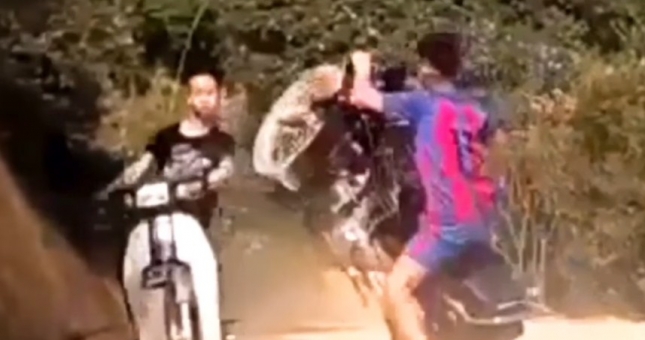 VIDEO: Thanh niên tập bốc đầu xe máy và cái kết cực hài hước