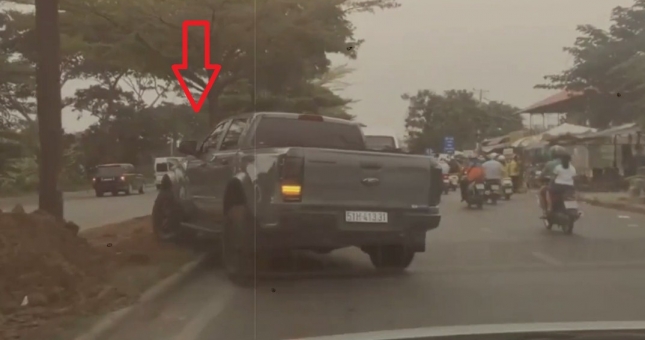 VIDEO: Cậy khỏe, Ford Ranger leo lên dải phân cách để chuyển làn