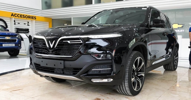 Khách Việt đổ xô đi mua xe VinFast để hưởng 100% lệ phí trước bạ