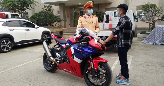 Choáng với “quái xế” chạy CBR1000RR-R ở vận tốc 299km/h tại Hà Nội