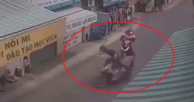 VIDEO: Thanh niên giật đồ trên đường nhưng mất lái và cái kết mãn nhãn