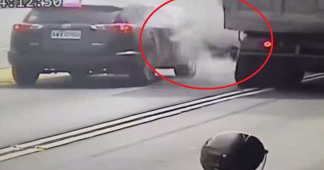 VIDEO: Xe tải nổ lốp như bom khiến xe con đi kế bên biến dạng