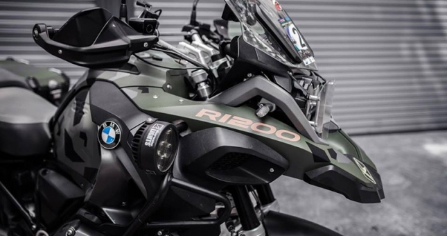 SIêu môtô BMW R1200 GS dán phong cách nhà binh tại Sài Gòn