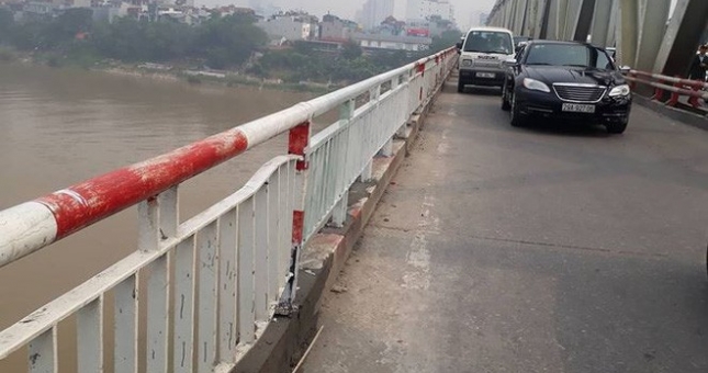 Ôtô có được phép đi vào làn xe máy trên cầu Chương Dương?