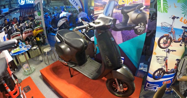 Vespa Sprint 'chạy điện' giá 13 triệu đồng tại Triển lãm Xe hai bánh Việt Nam 2018