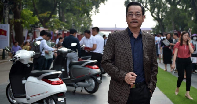 'Người phán xử' đích thân đi mua xe máy điện VinFast Klara về tặng vợ