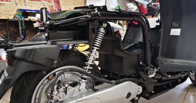 Bất ngờ khi 'bổ máy' xe máy điện VinFast Klara