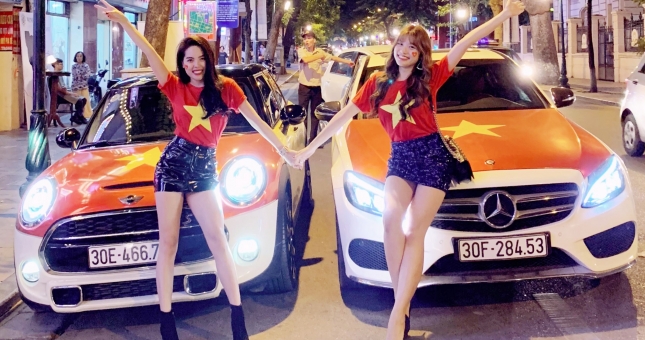 Hoa hậu Phan Hoàng Thu cùng dàn xế sang xuống đường mừng chiến thắng của ĐTVN