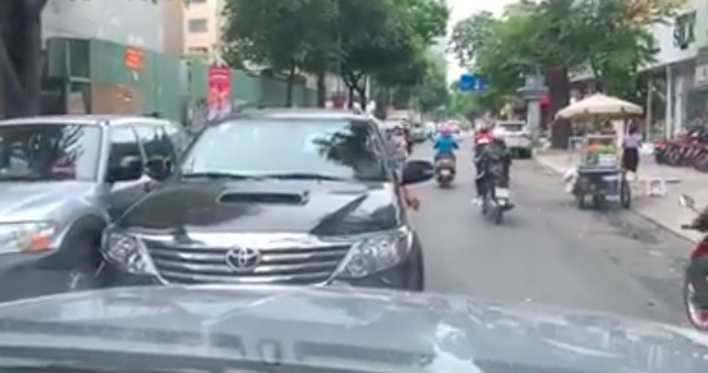 Đi ngược chiều, xe Fortuner bị Ford Ranger Raptor ép phải đi lùi về đúng làn