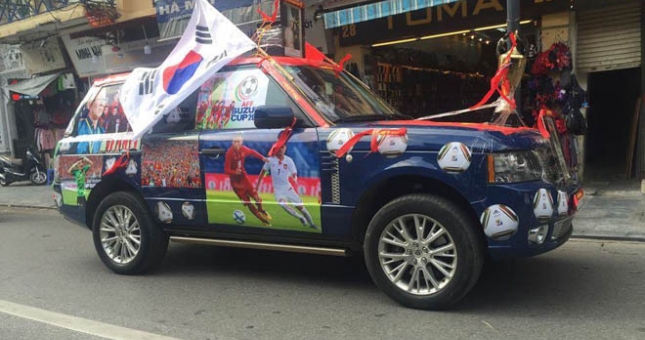 Range Rover 3 tỷ đồng dán kín xe để cổ vũ cho đội tuyển Việt Nam