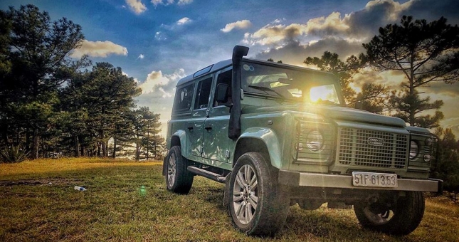 Rapper Tiến Đạt lấy Land Rover Defender phiên bản đặc biệt đi chụp ảnh cưới