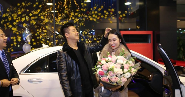 Vợ chồng Tuấn Hưng tậu thêm Mercedes-Benz S450 Luxury chơi tết