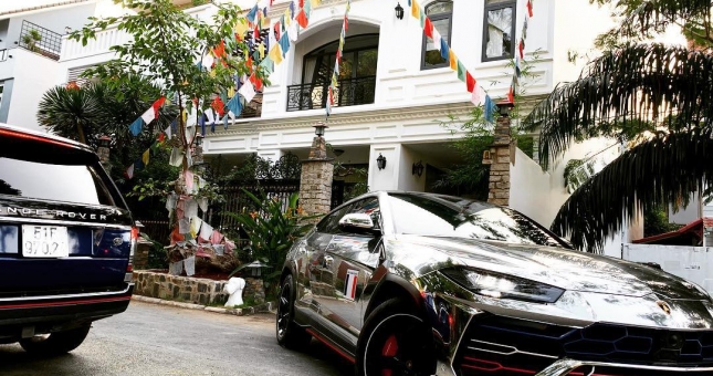 Minh nhựa dán lại siêu xe Lamborghini Urus chơi tết