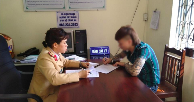 Khá 'Bảnh' bị tước bằng lái, phạt tiền sau khi đỗ xe trên cao tốc