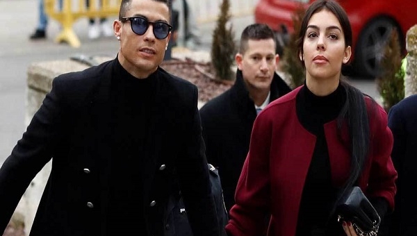 Ronaldo 'ăn diện' hầu tòa như đi dự hội