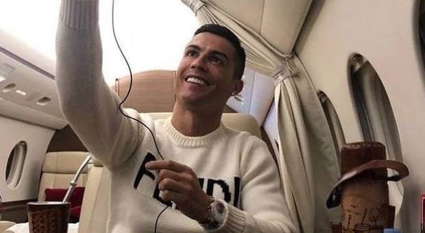 Ronaldo bị chỉ trích khi selfie thời điểm cầu thủ Cardiff gặp nạn