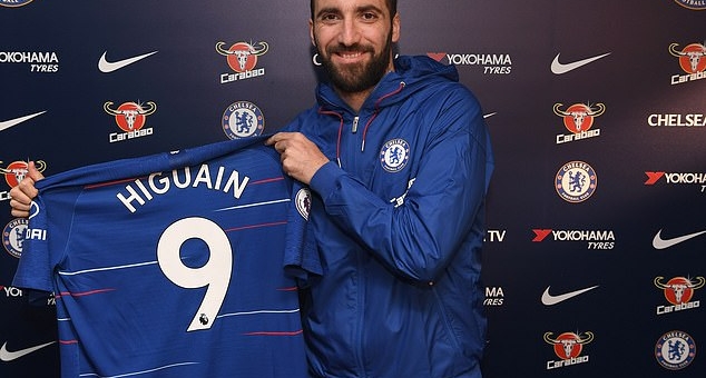 Chính thức: Chelsea nổ 'bom tấn' Higuain