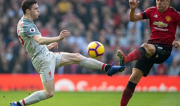 Chia điểm trên sân nhà, Man United mất vị trí thứ 4